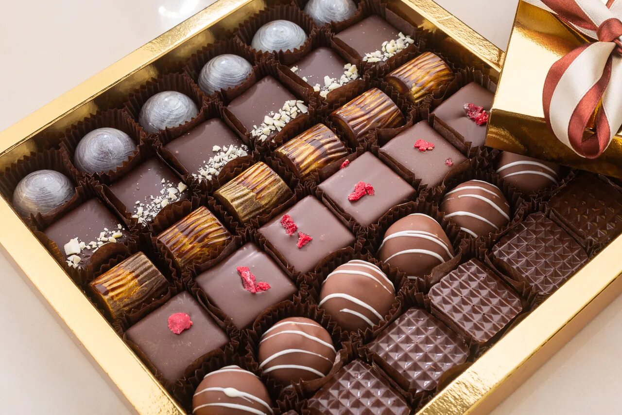 Купить шоко. Коробка конфет. Конфеты в коробках. Коробка шоколадных конфет. Красивые конфеты.