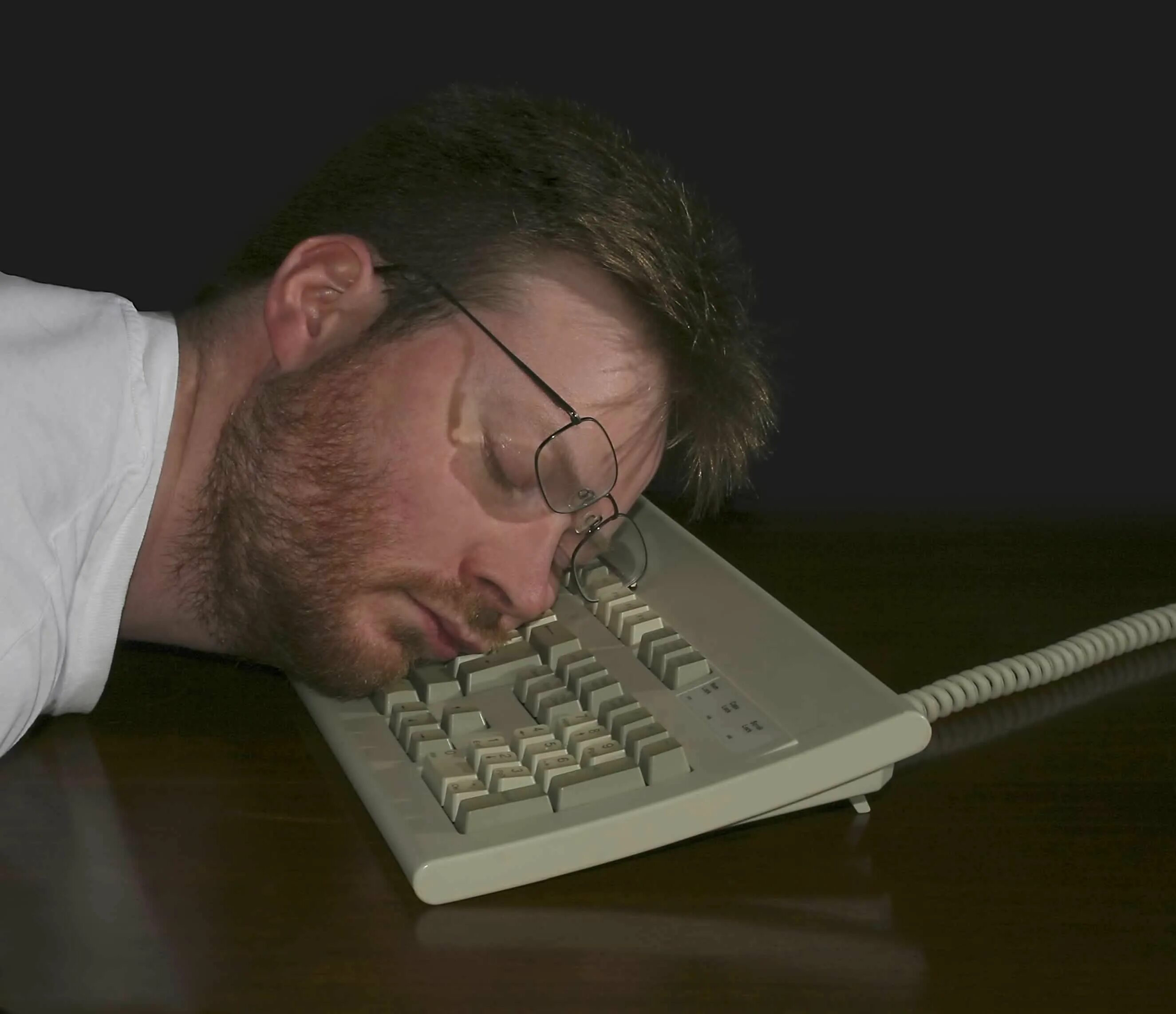 Уснул за компом. Человек уснул на клавиатуре. Уснул за компьютером. Смешной программист.