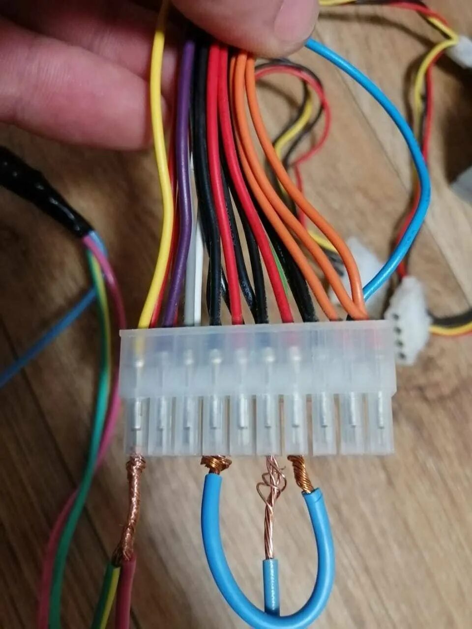 Подключение магнитолы через блок питания от компьютера. Как подключить автомагнитолу к блоку компьютера. Блок питания 12в для автомагнитолы. Как подключить автомагнитолу к блоку компьютера. Магнитола от блока питания компьютера.