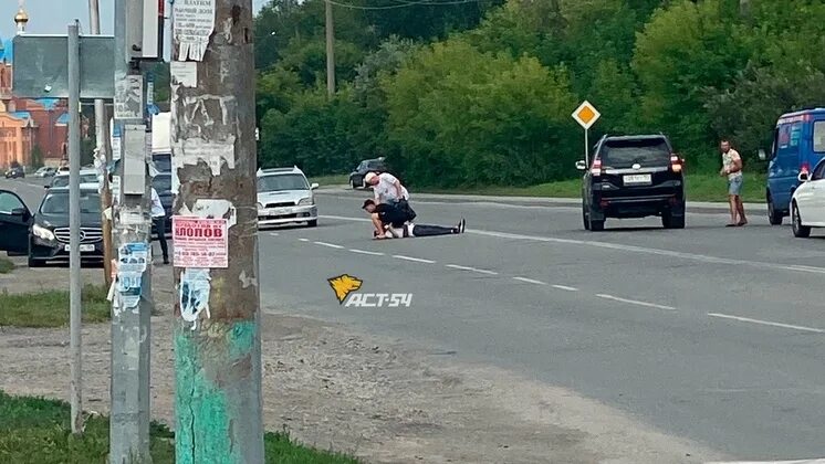 Красотка случайно сбила мужика, который потребовал компенсацию в виде секса