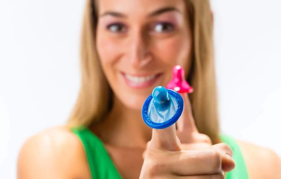 Красивая девушка с презервативами. Девушка с презиком в руках. Красиво вытекает изо рта. Девушка надевает презик. Девушка надевает презик.
