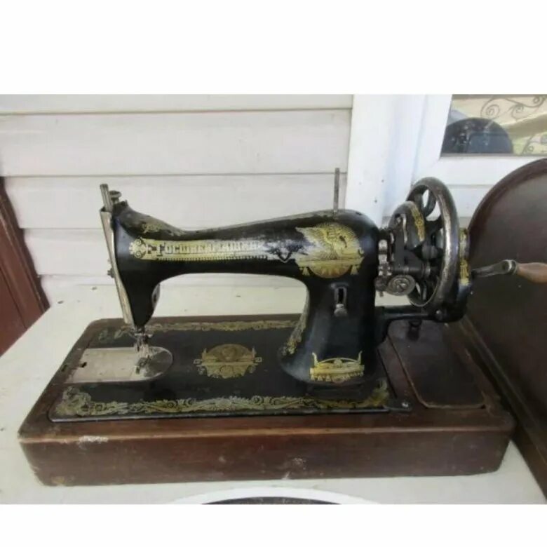 ателье ссср. советские швеи. советская швея. швейный цех ссср. девочка за швейной машинкой.