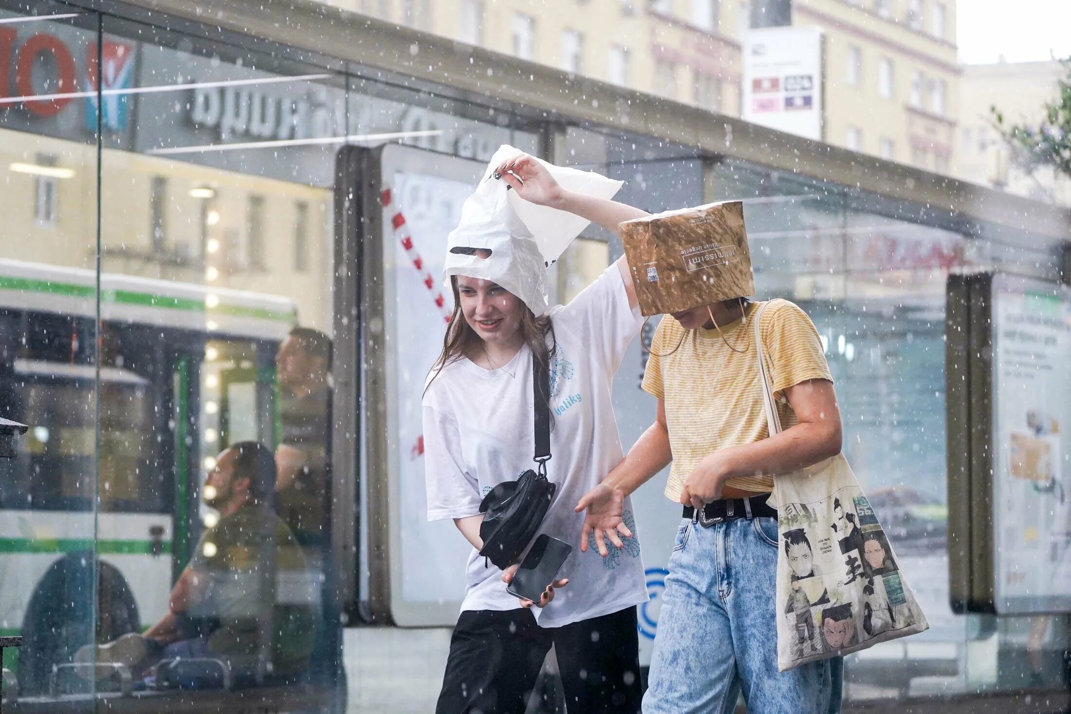 Сильнейший дождь в Москве. Девушка на улице. Ливень в Москве. Девушки на улицах Москвы. Ветер в москве сегодня когда закончится