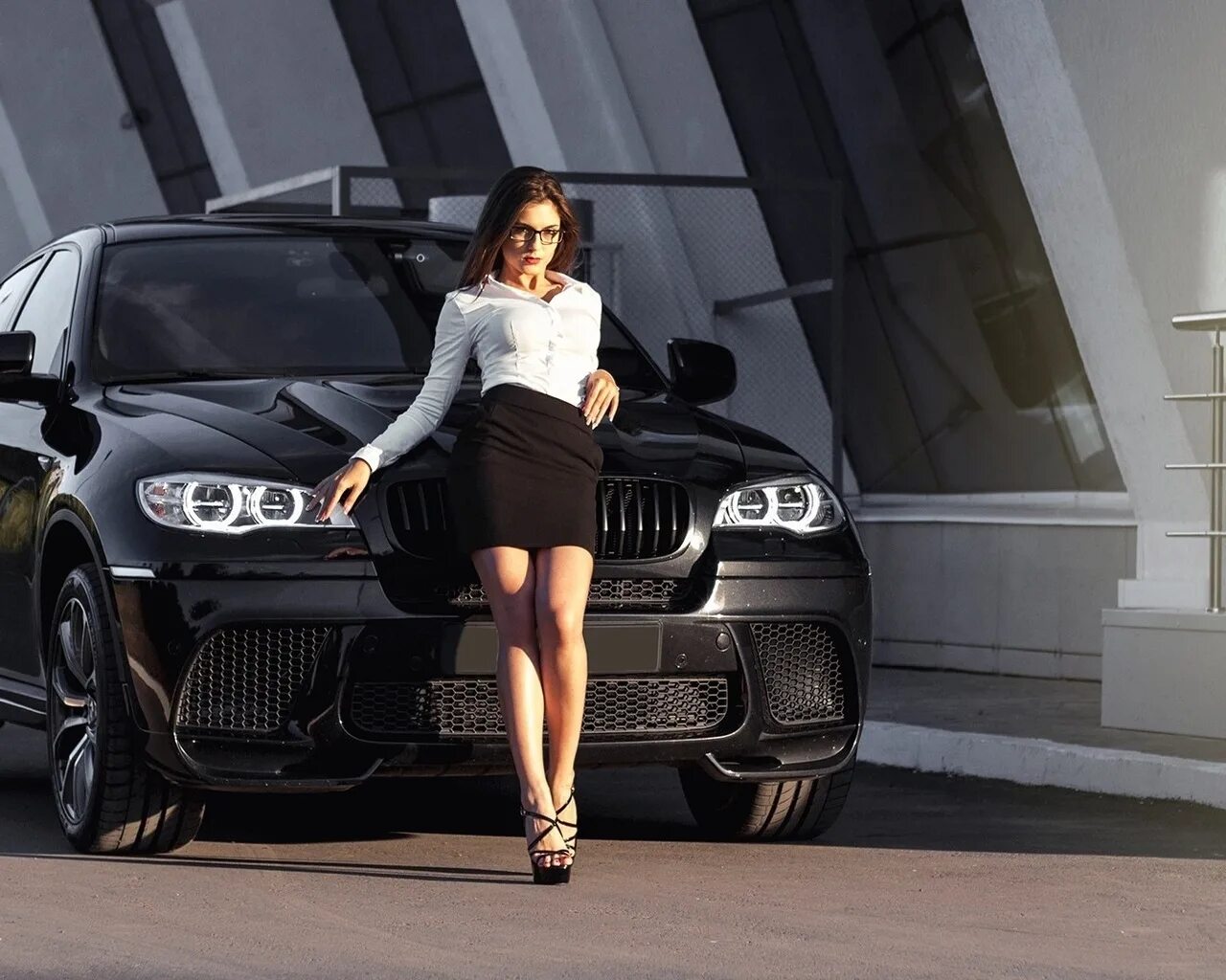 БМВ х5 и БМВ 5. BMW x6 и девушка.