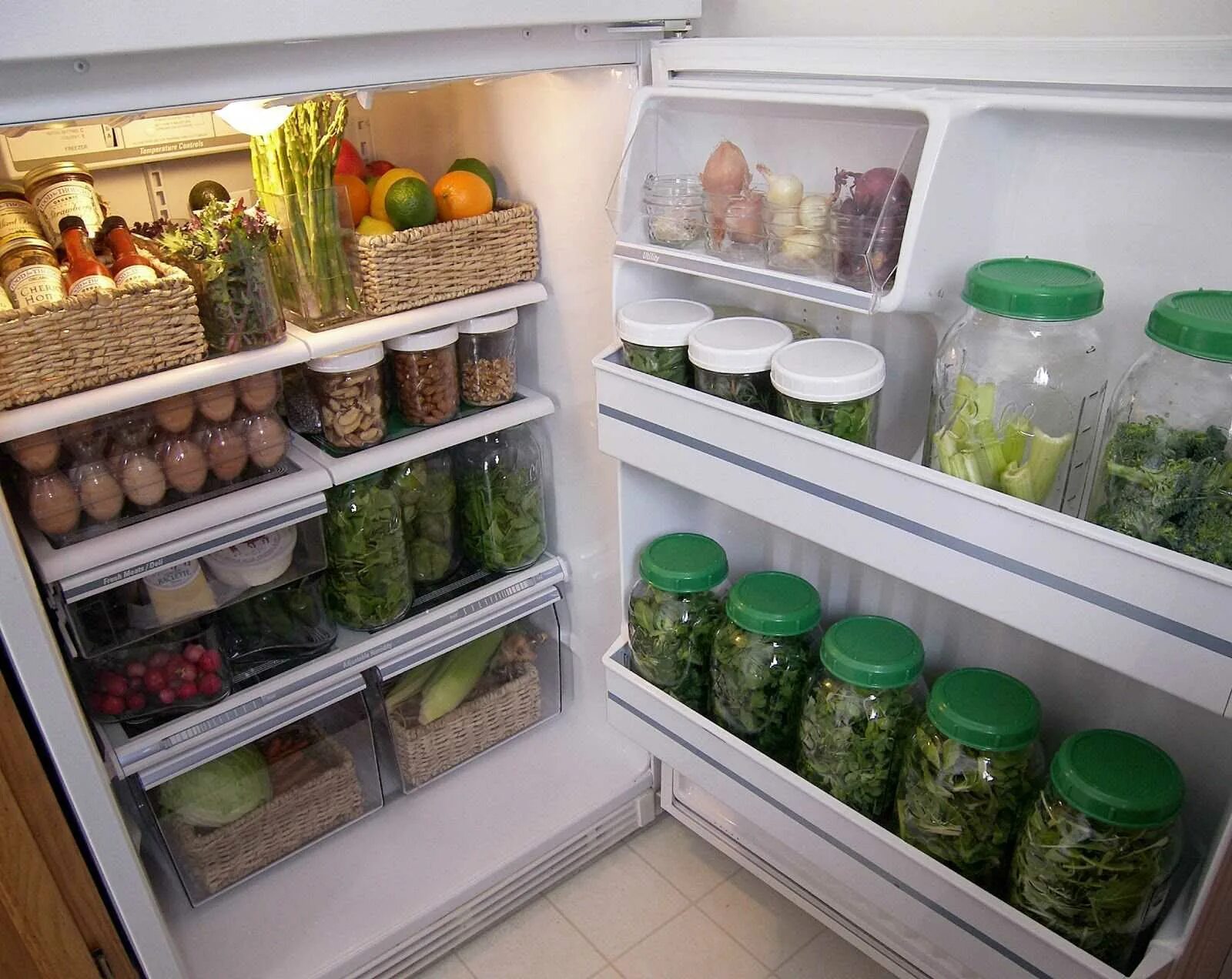 Как холодильник сохраняет продукты. Хранение в холодильнике. Холодильник с продуктами. Хранение овощей в холодильнике. Холодильник с едой.