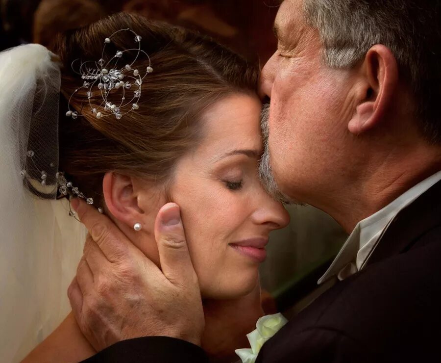 Танец отца и дочери на свадьбе. Отец и дочь в свадебном платье. Папа отдает замуж дочь. Детские браки. Папа невесты плачет на свадьбе.