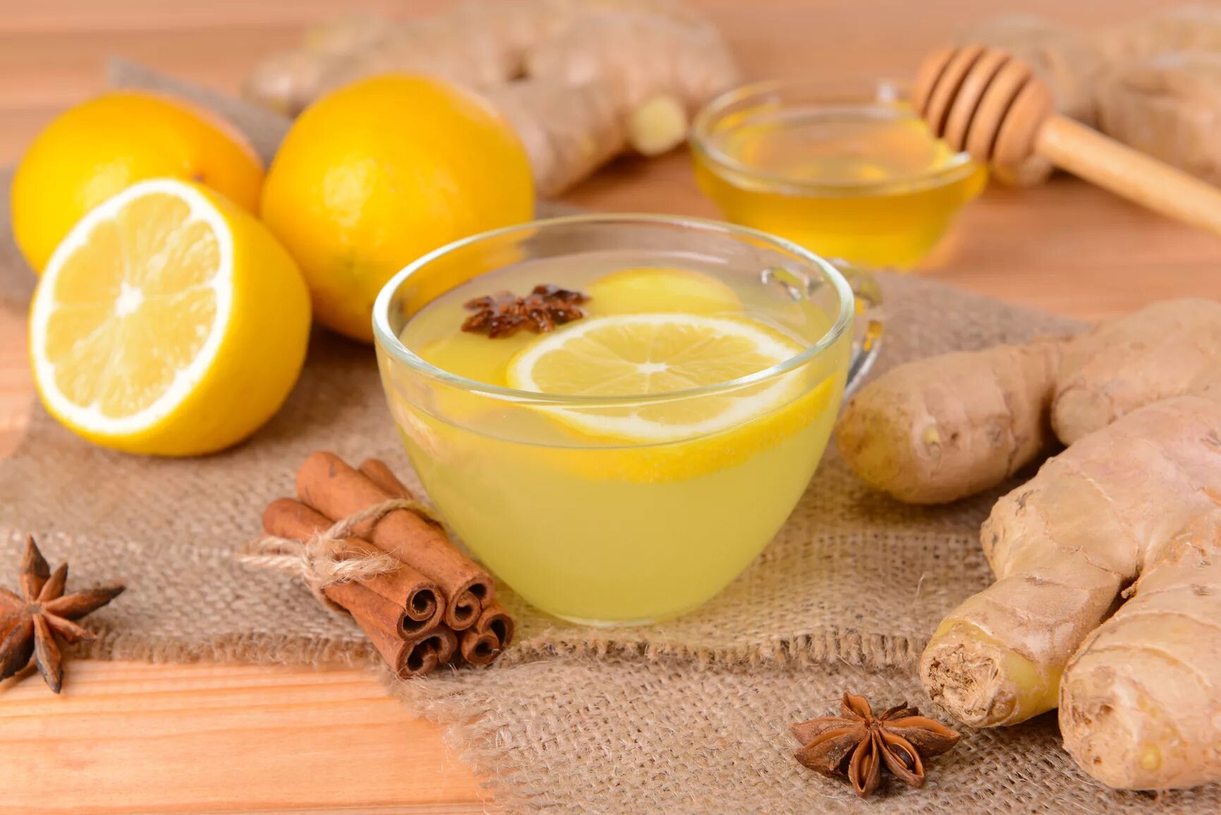 "Имбирь, лимон и мёд" сироп 100 мл. Лимон с имбирем. Чай с имбирем. Чай с лимоном и имбирем. Мед и вода рецепт