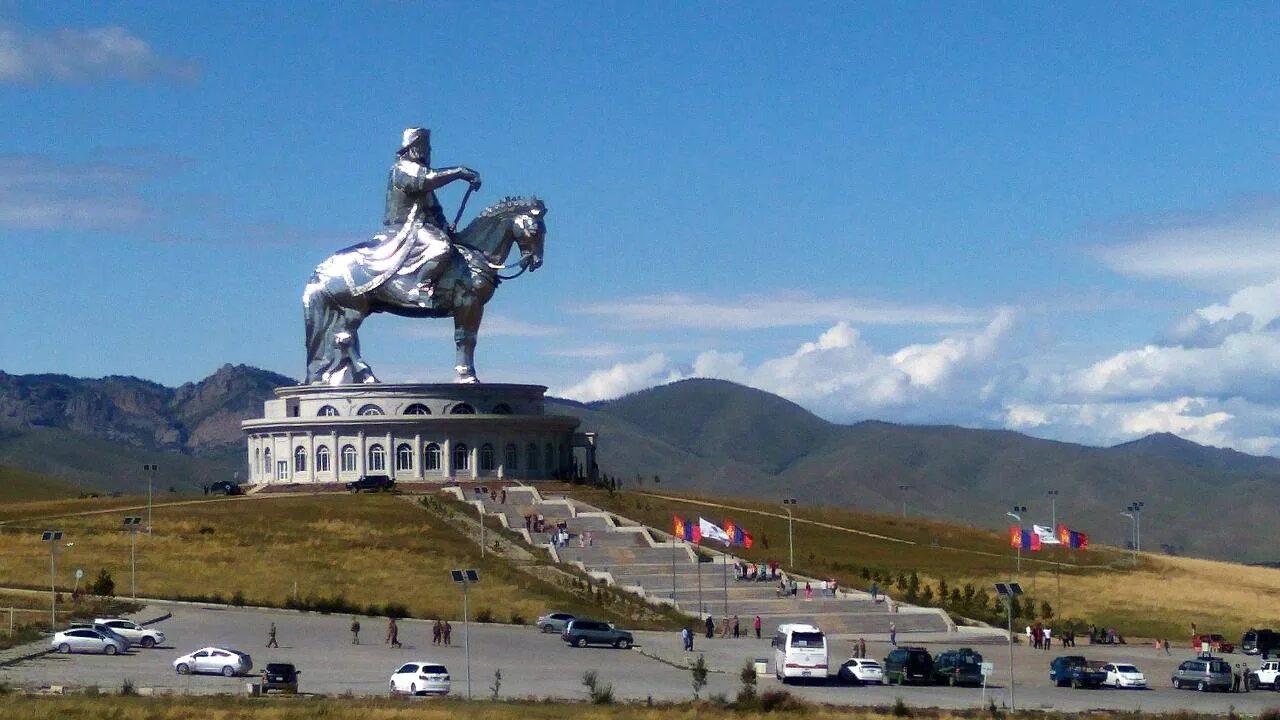 В какой стране находится улан батор. Статуя Чингисхана в Улан-Баторе. Статуя Чингисхана в Монголии в Улан Баторе. Памятник Чингисхану в Монголии в Улан Баторе. Монголия Улан Батор достопримечательности.