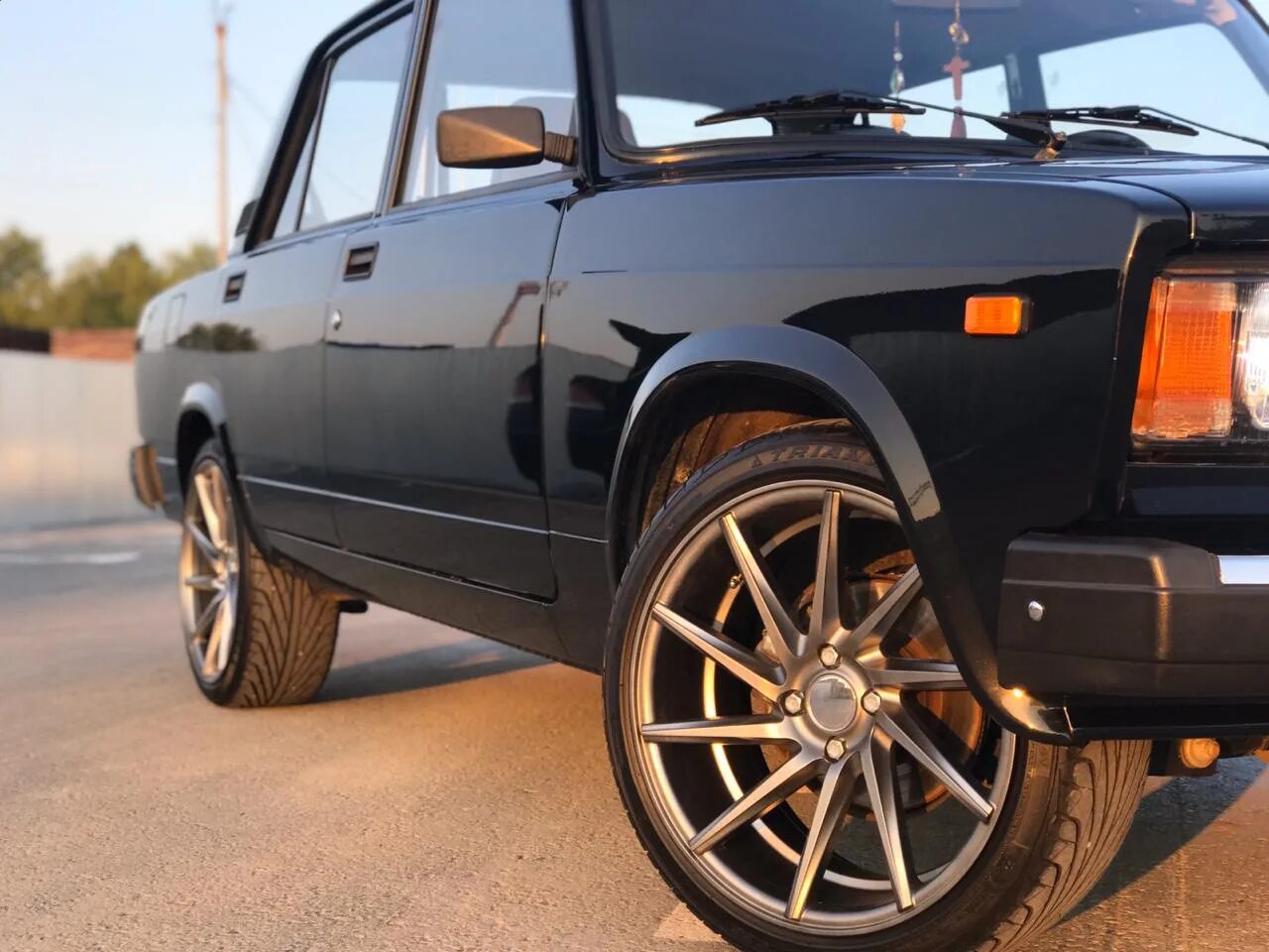 Вылет диска 2107. Ваз 2107 блэк эдишн. ваз 2107 black edition. 2107 на дисках блэк эдишн.
