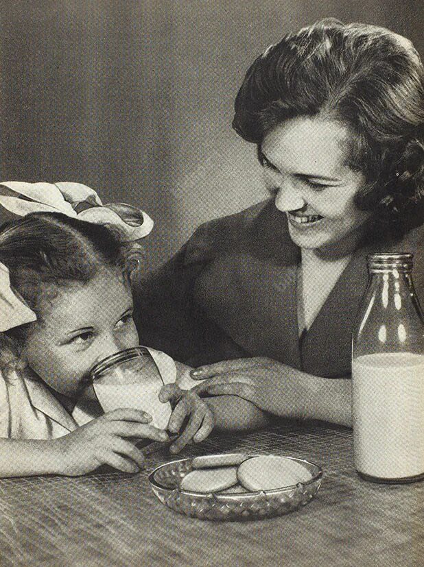 Разговор в кафе. Ретро с русскими диалогами. Любовный треугольник ссср. Винтажные фото. Ретро снимок женщины пьют.