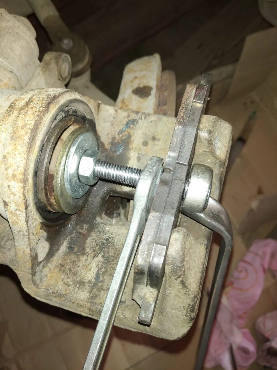 Приспособление (своими руками) для впресовки поршня суппорта - Toyota Camry (V40