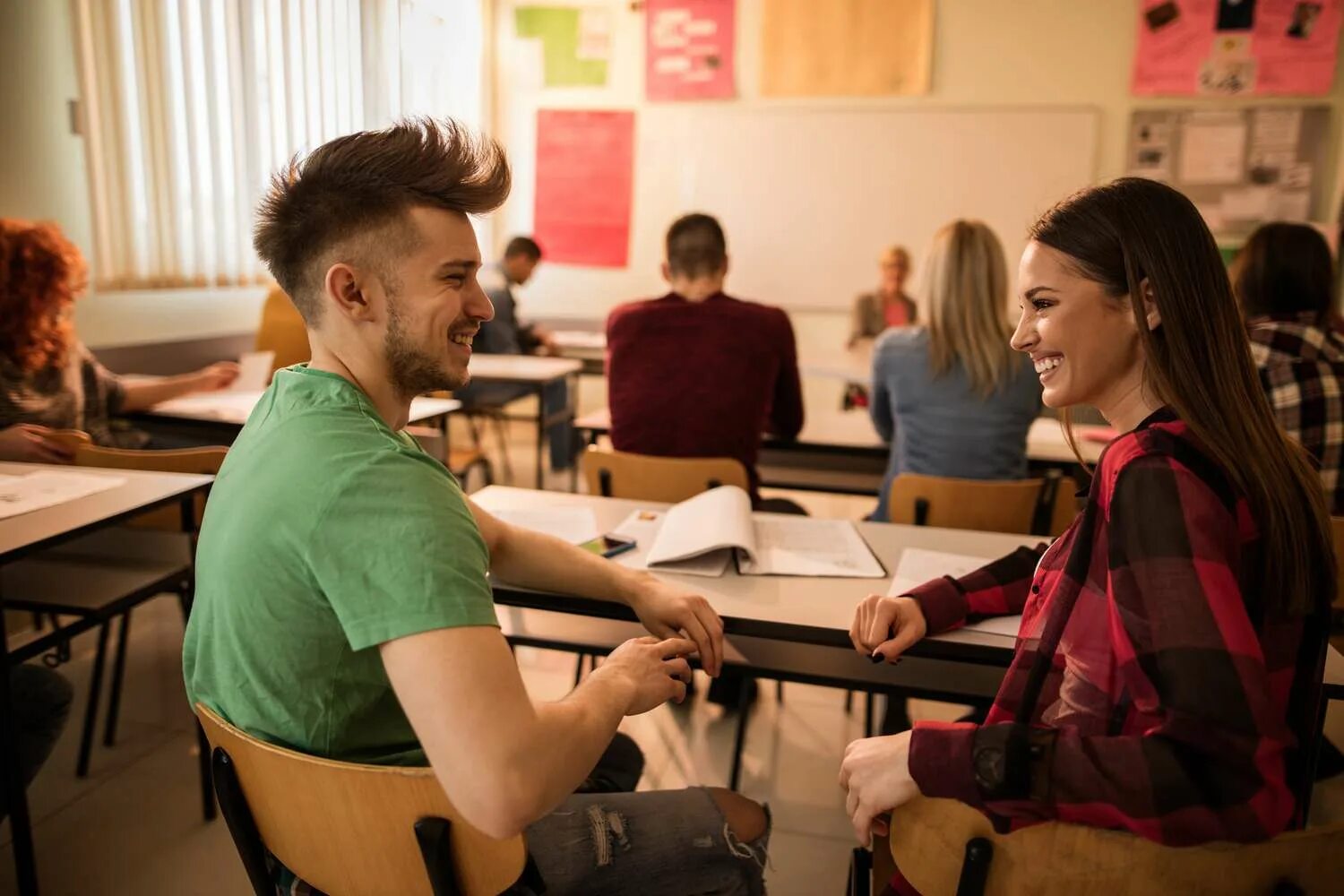 Students are able to. Люди общаются. Студенты разговаривают. Студент психолог. Быстрые свидания.