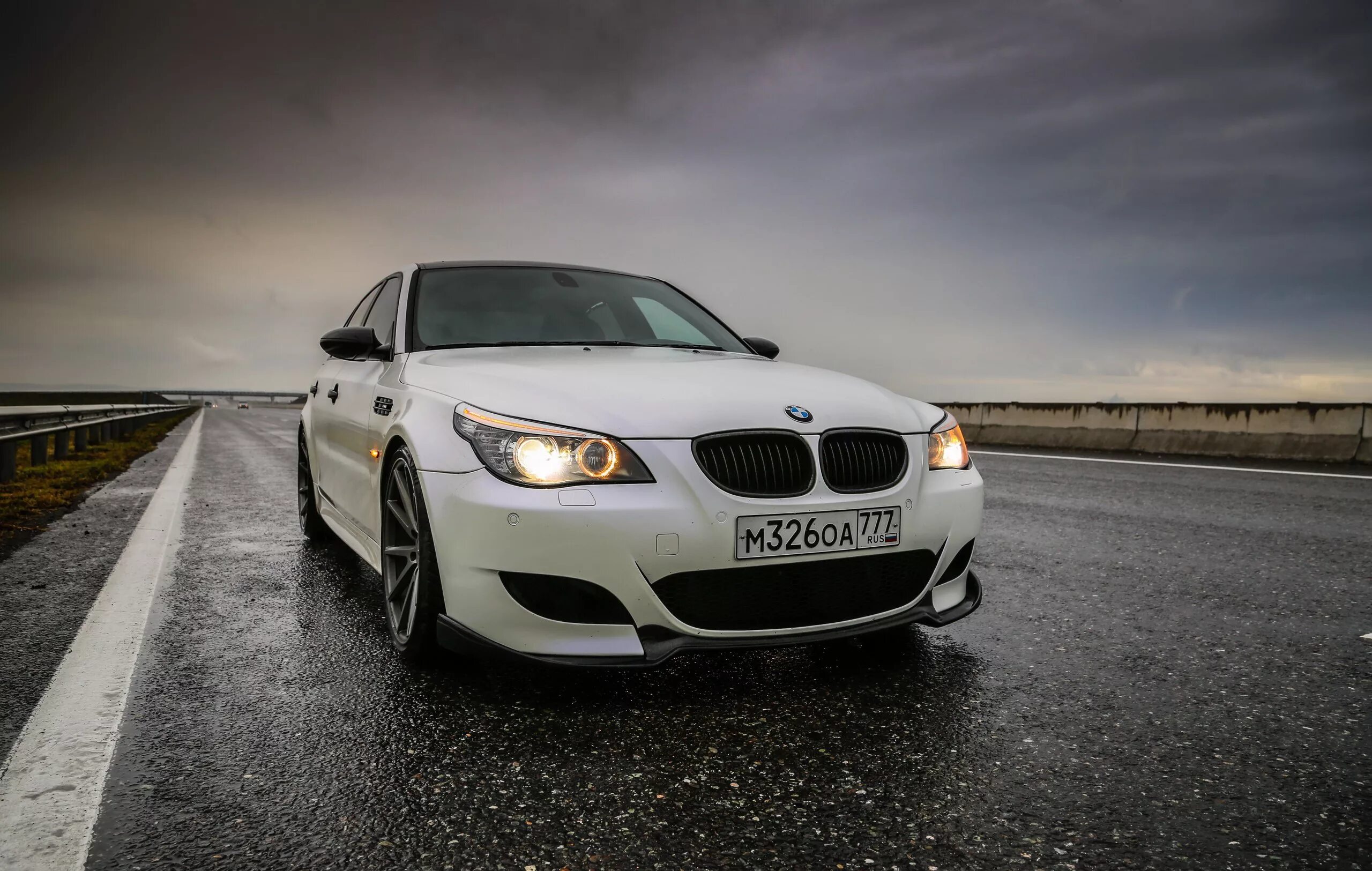 БМВ м5 е60. BMW e60 белая. Машина БМВ м5 е60. М5 на русский