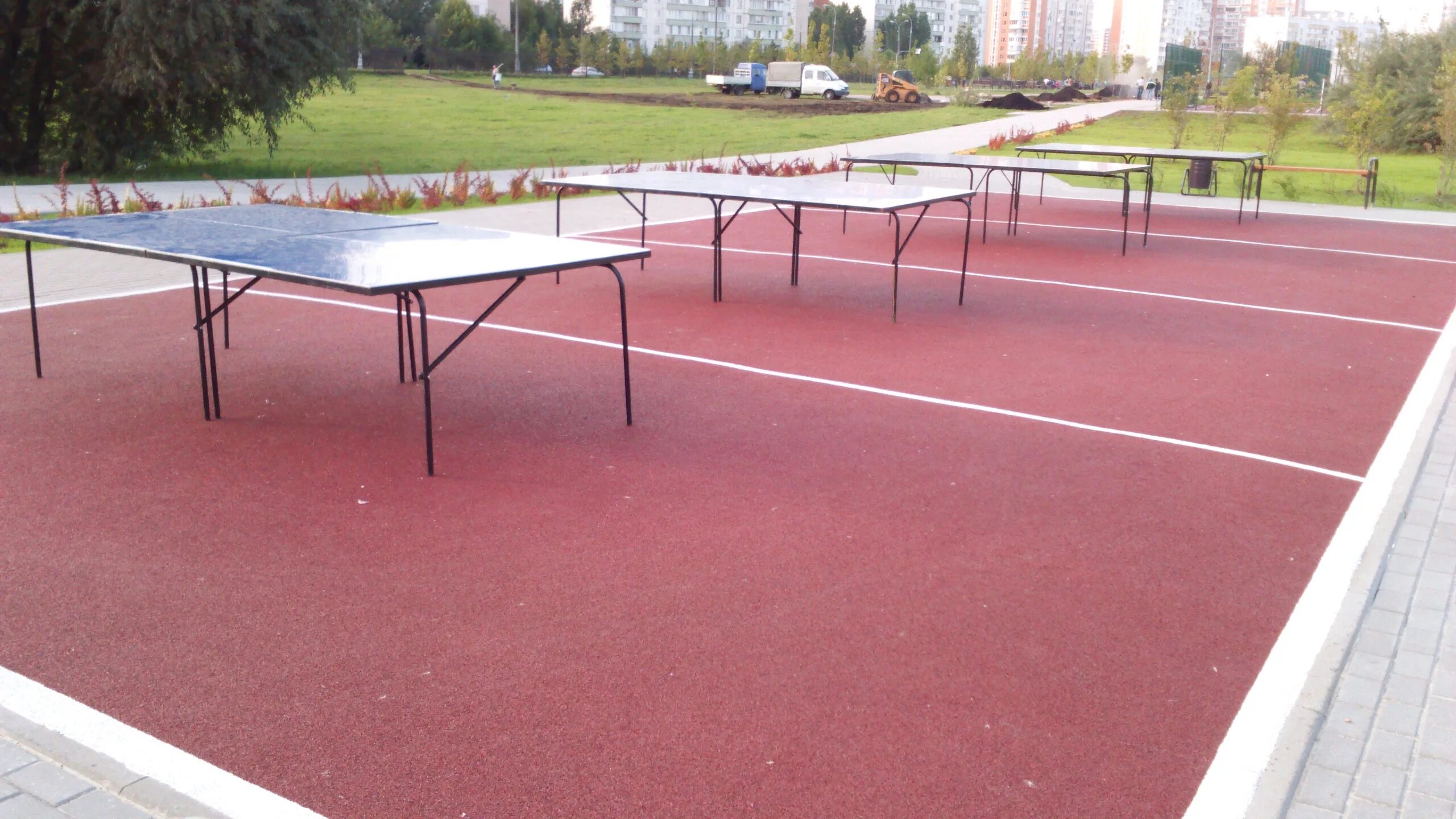 Настольный теннис дача. Площадка для теннисного стола. Спортивная площадка с теннисным столом. Площадка для пинг понга. Уличное покрытие спортивных площадок для настольного тенниса.