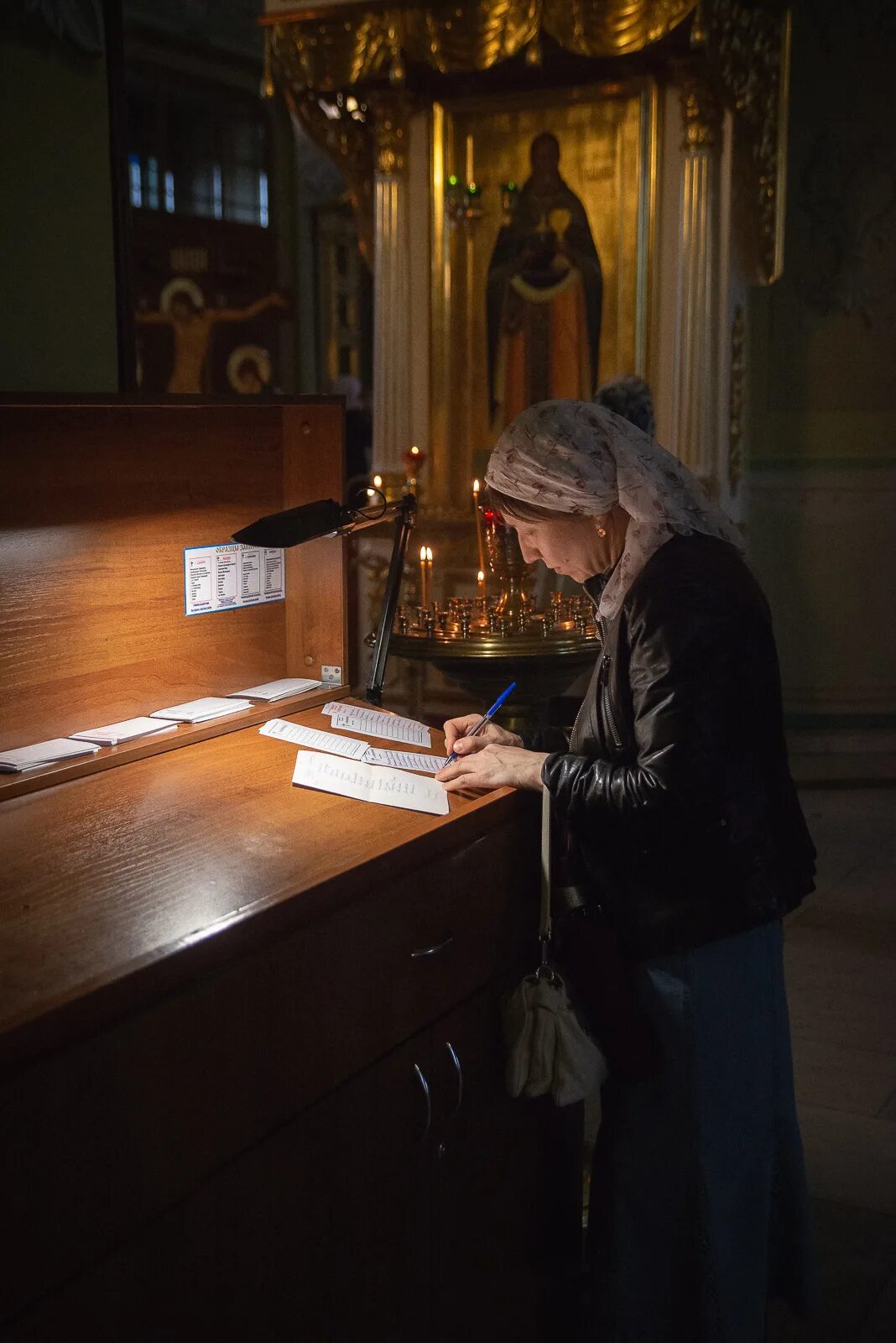 Саратов Михайловна Церковь. Проблема храмов. Woman in Church.