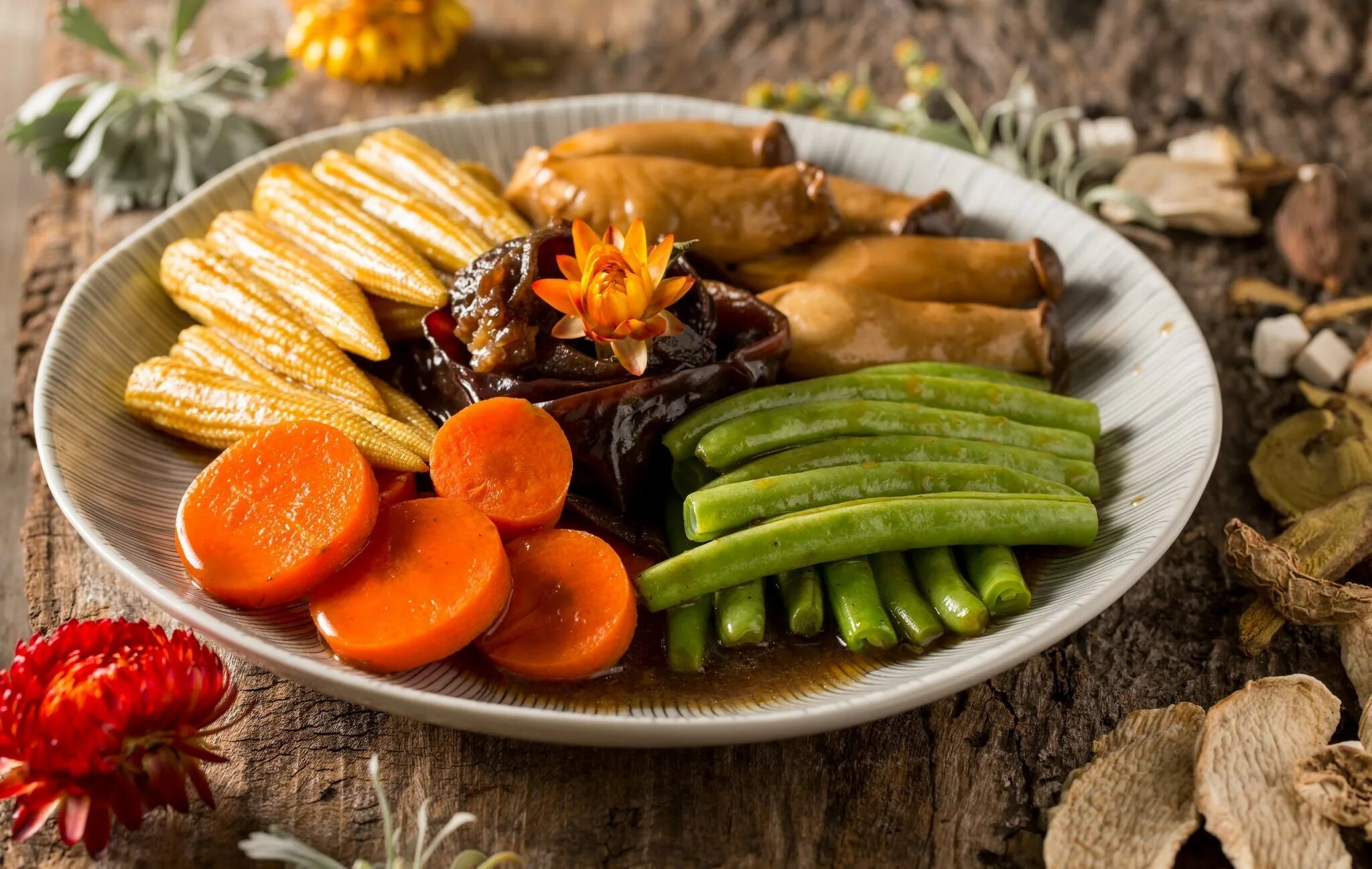 Еда. Овощная тарелка с кукурузой. Блюдо еды оранжевого цвета. Свежие овощи на тарелке в Восточном стиле.
