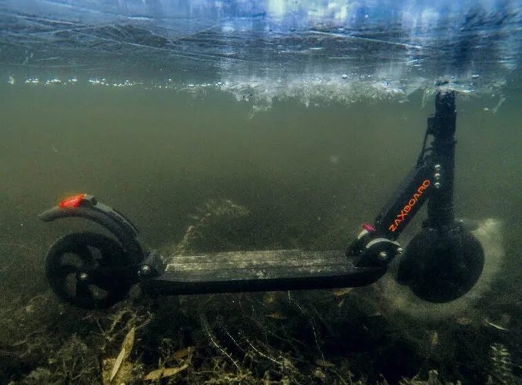 Электросамокат в воде. Самокат под водой. Гидроизоляция самоката. Электросамокат гидроизоляция. Гидроизоляция kugoo