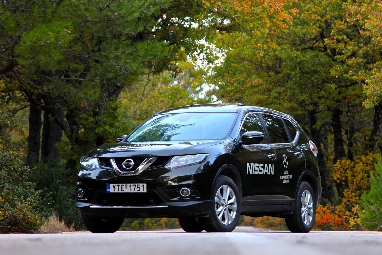 Ниссан кашкай полный привод. Тест драйв ниссан х трейл. nissan x trail 933. nissan x-trail каршеринг. рядом х трейл т32.
