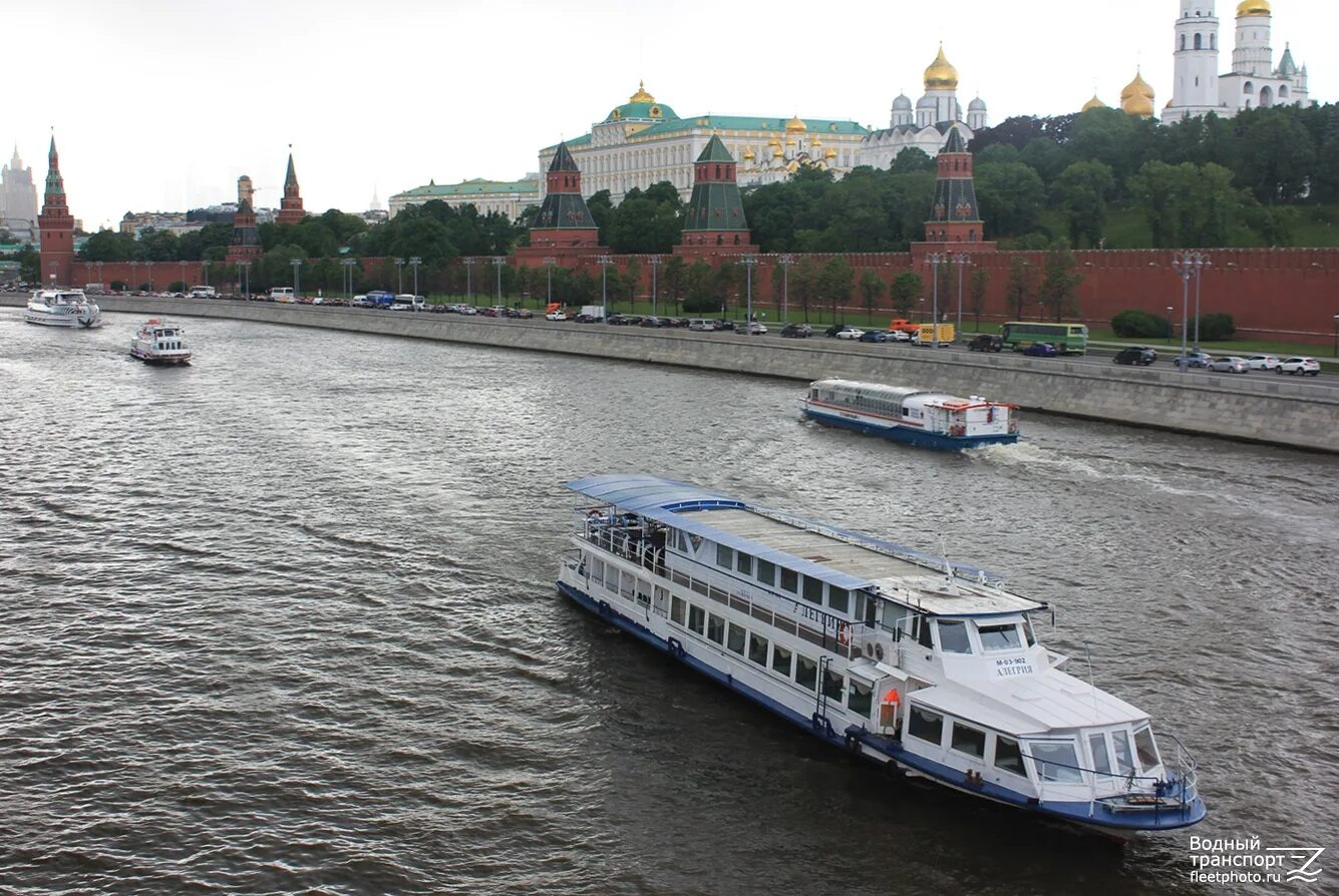 Речные трамвайчики экскурсии. Теплоход Москва река. Moskva River теплоход. Москва река Речной трамвайчик. Московский Речной трамвайчик.