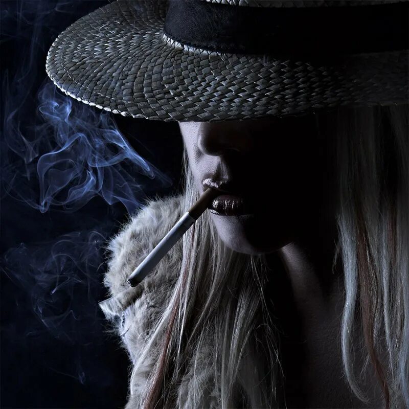 Картинки для аватарки загадочные. Девушка с сигарой и в шляпе. Девушка в шляпе с сигаретой. Дама в шляпе с сигарой. Девушка в шляпе с дымом
