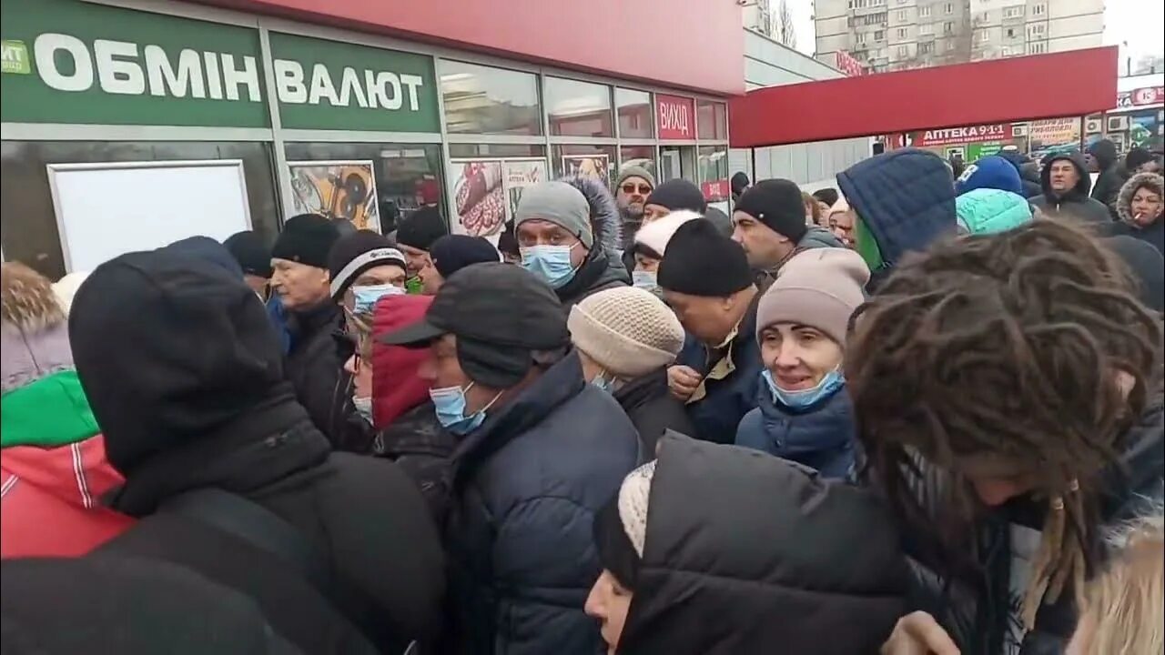 Харьков сегодня новости последнего дня 2025г. Украина очередь за едой. харьков очередь. харьков 27 февраля 2025. харьков новости.