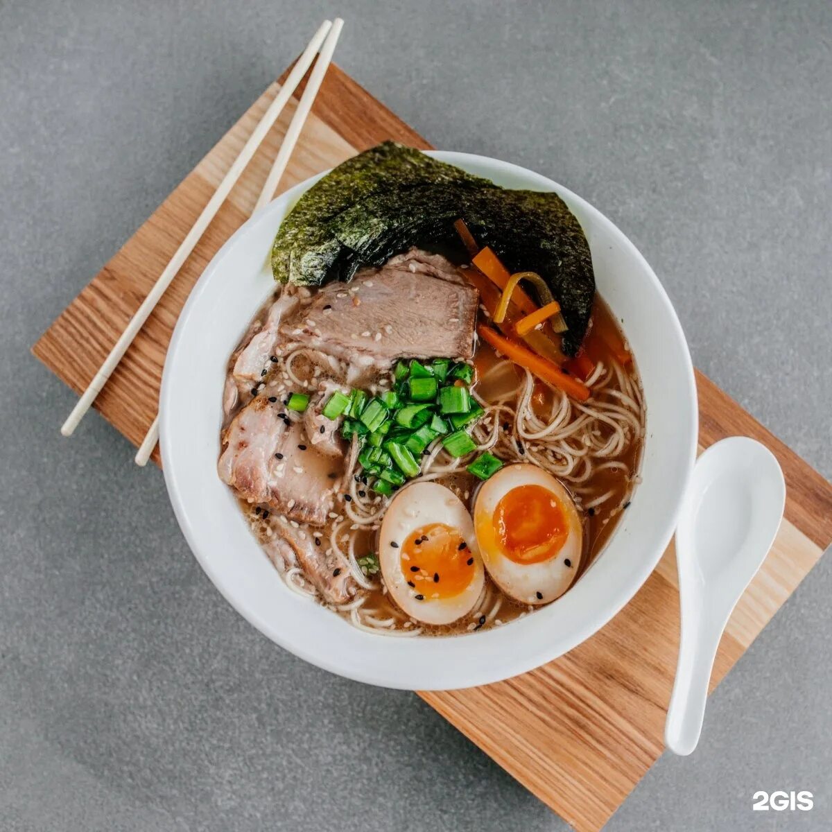 Тони рамен гедза. Рамен черный. Рамен кафе. Рамен в новосибирске. Рамен с гедза.