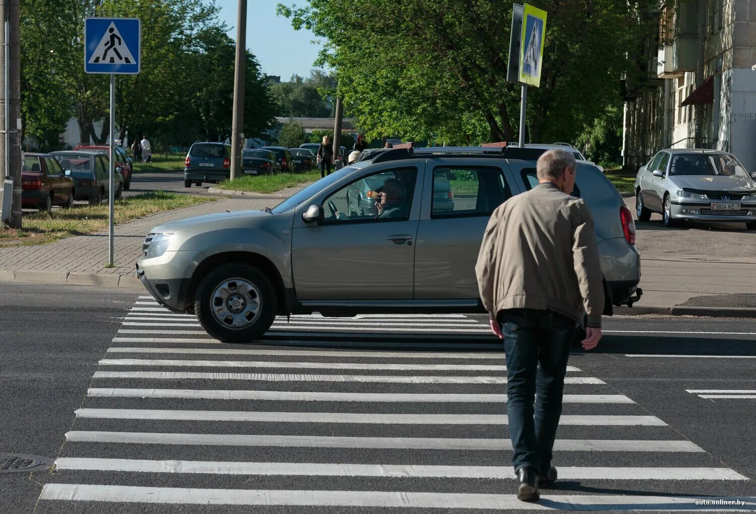 Пропускать нарушение. Наруение прравил дорожногтодвижения. нарушение правил дорожного движения. машина на пешеходном переходе. пешеход пешеходный переход.