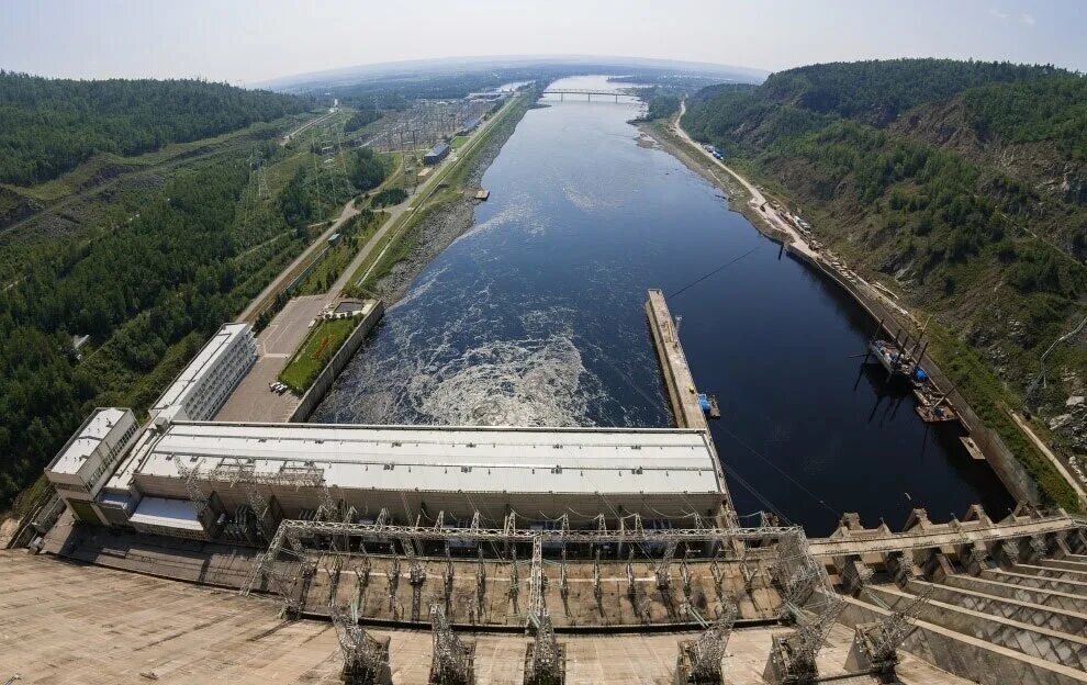 В каком районе самая крупная гэс. Амурская область Зейская ГЭС. Зея Зейская ГЭС. Зейское водохранилище ГЭС. Плотина Зейской ГЭС.