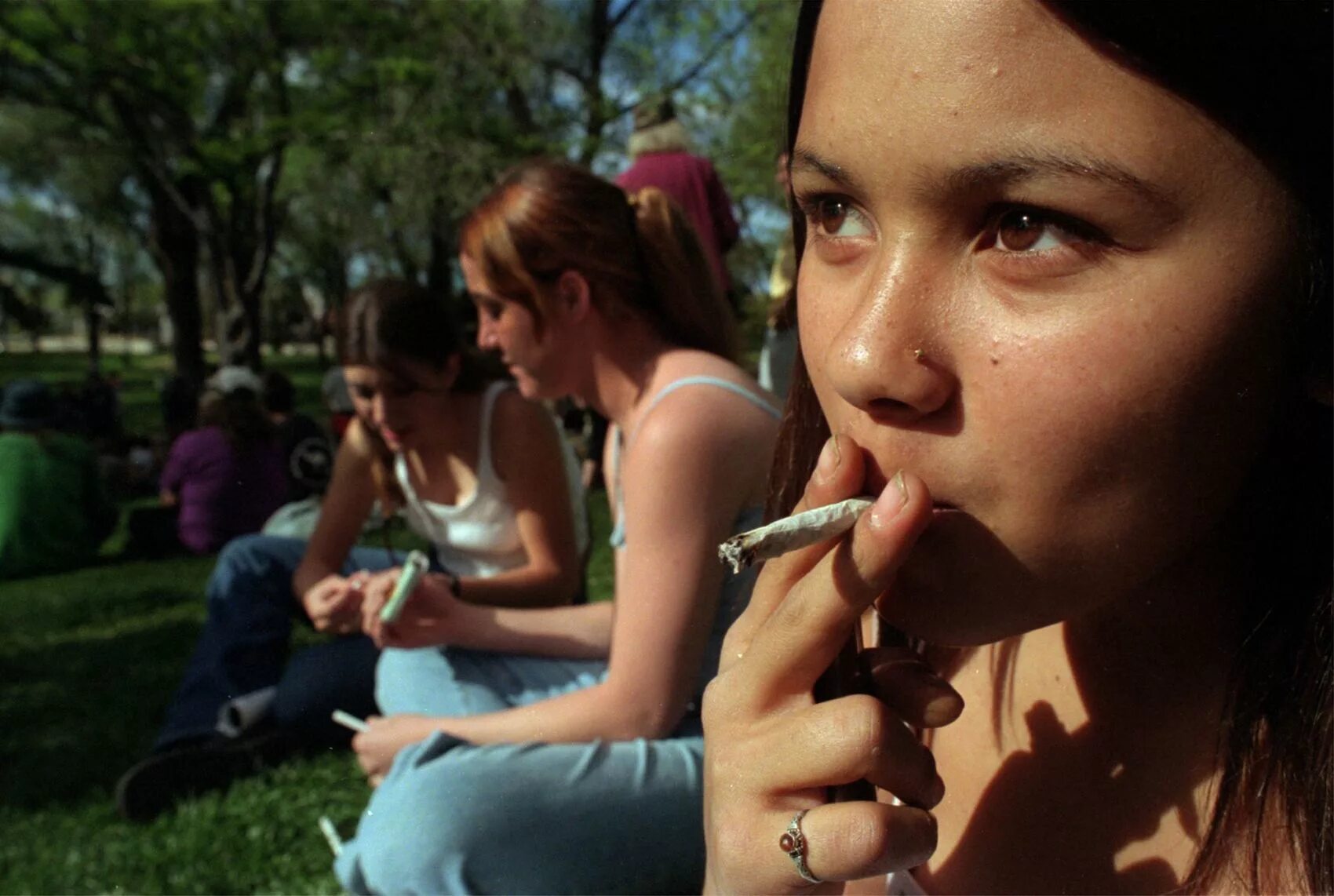 Отсосала в 12 лет. Девушка подросток курит. Курящая девочка подросток. Курящие девушки подростки. Курение девочек подростков.