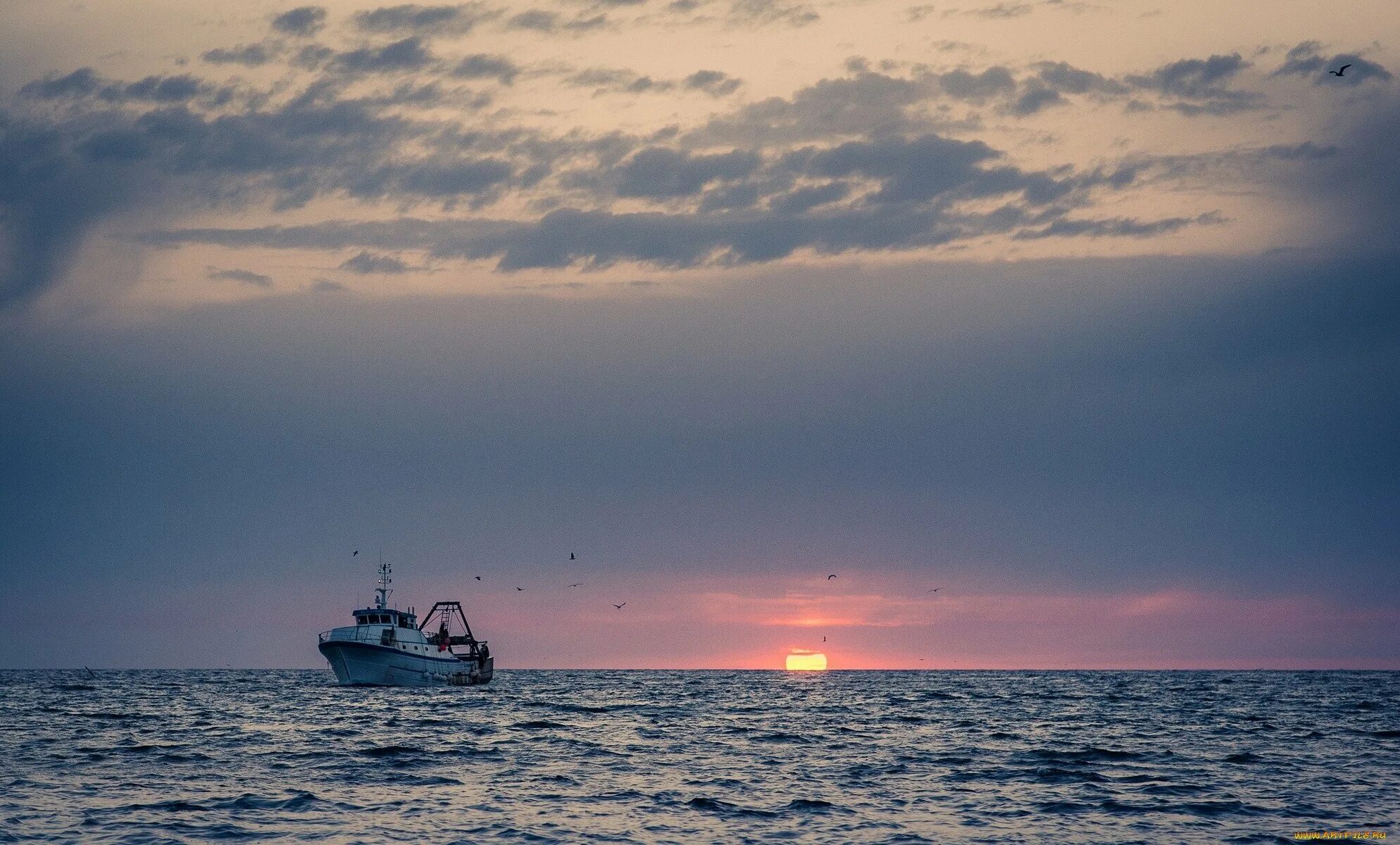 Пароходы черного моря. Штиль в тихом океане. Корабль на горизонте. Корабль в море. Море корабль вдалеке.