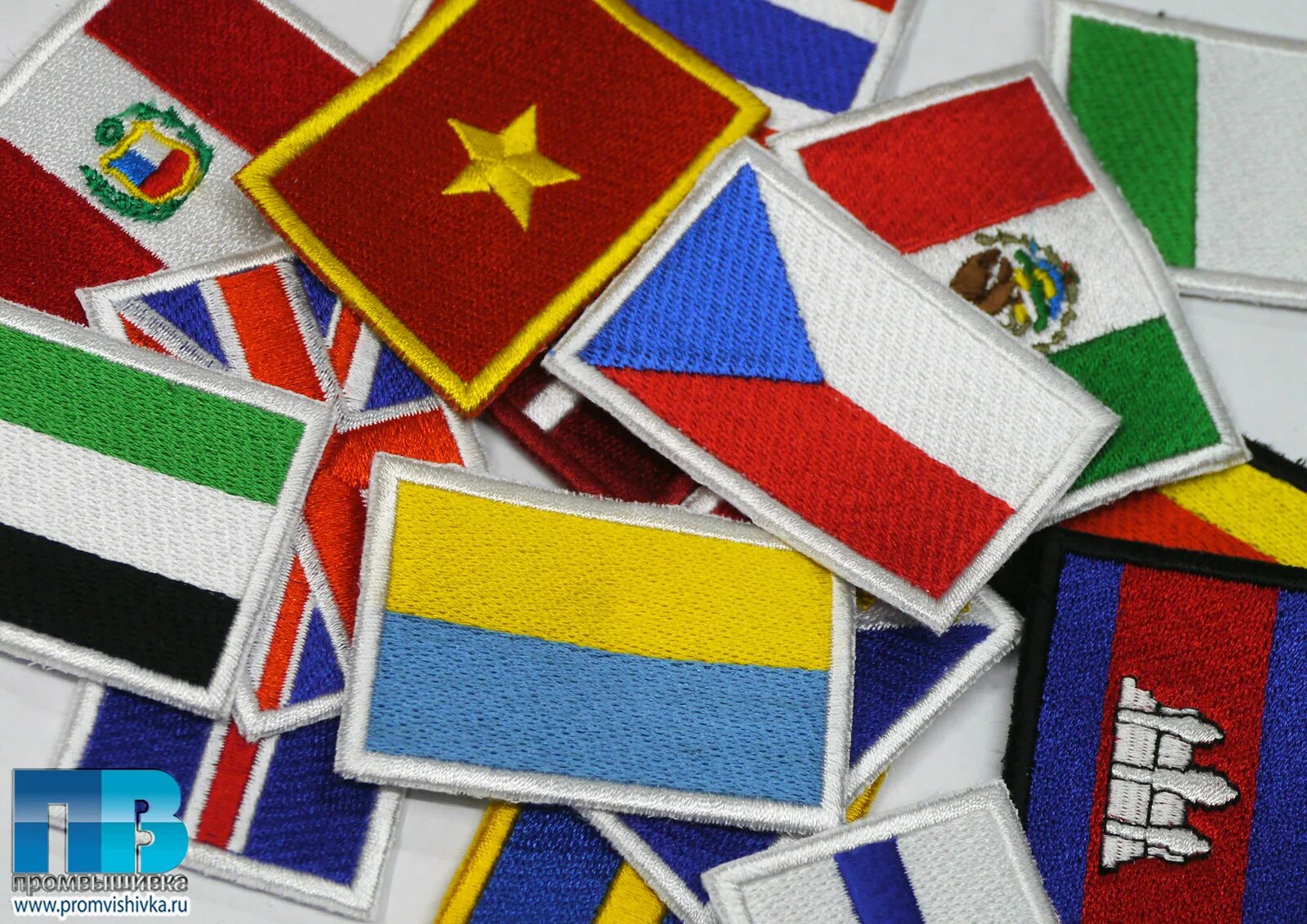 Патч флага финляндии на камуфляже. Шевроны стран. Канадский флаг нашивка. Нашивка на одежду флажок. Шевроны стран.