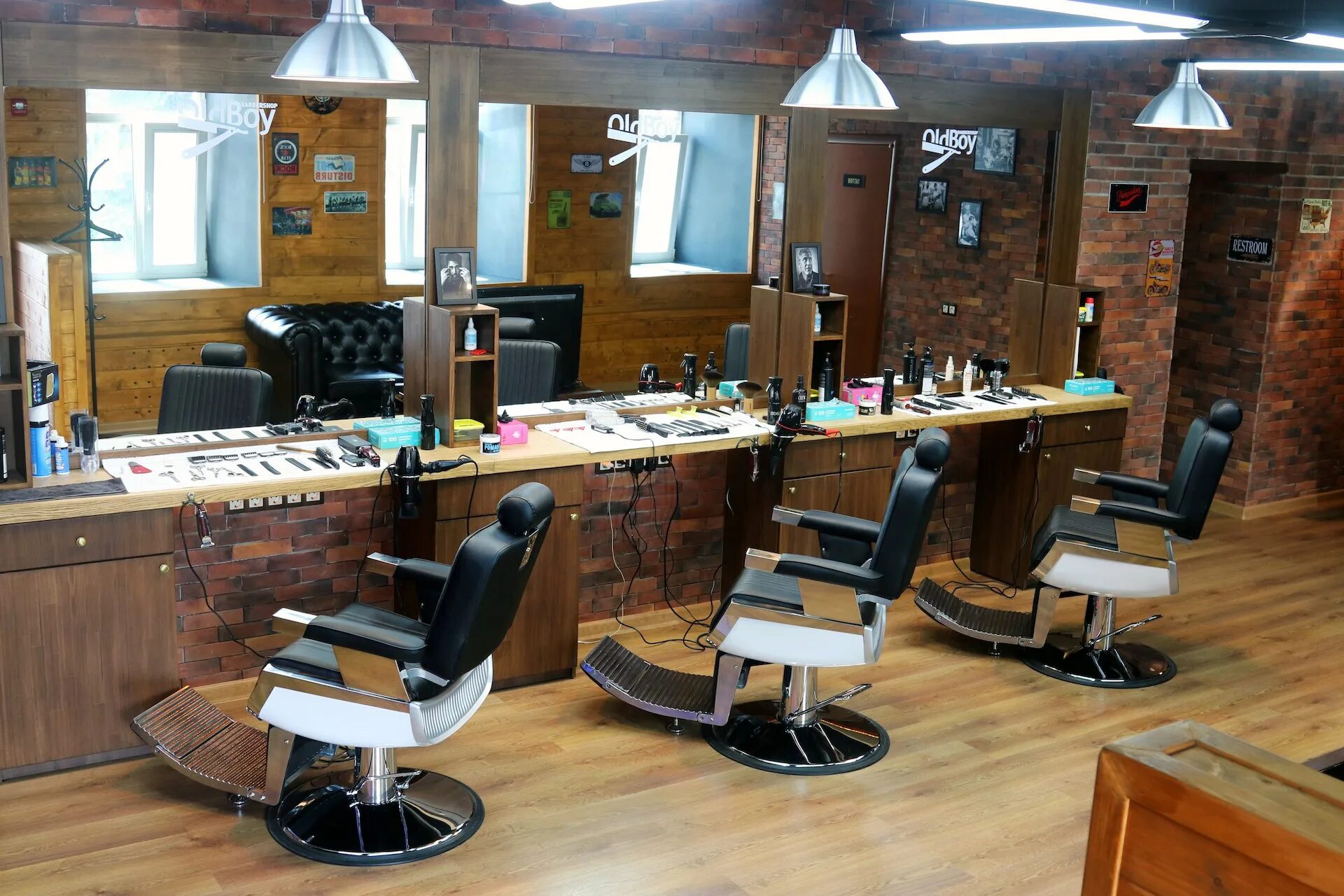 Barbershop тейково. Олдбой барбершоп интерьер. Олдбой барбершоп Балашиха. Парикмахерская в Америке. Интерьер барбершопа.