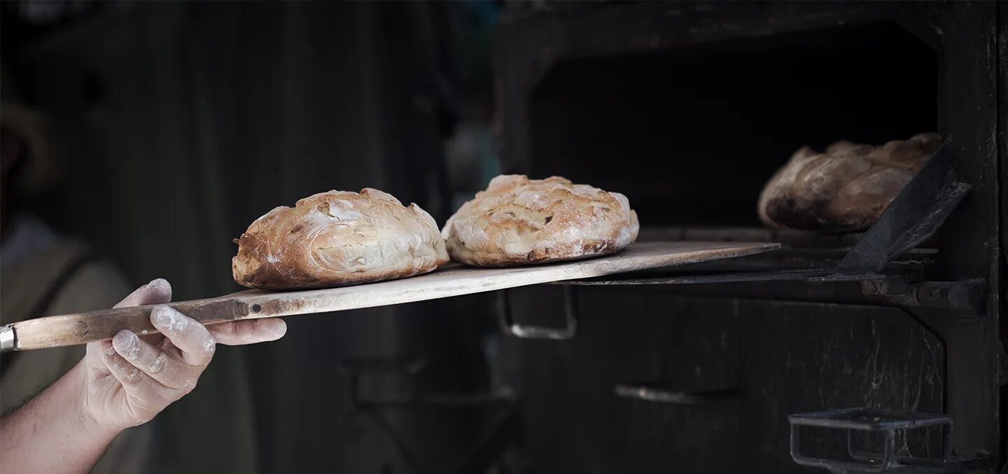 Видео печь хлеб. Пекарь печет хлеб. Печь для хлеба Бейкер. Лопата для хлеба. Ремесленная пекарня пекарь печь.