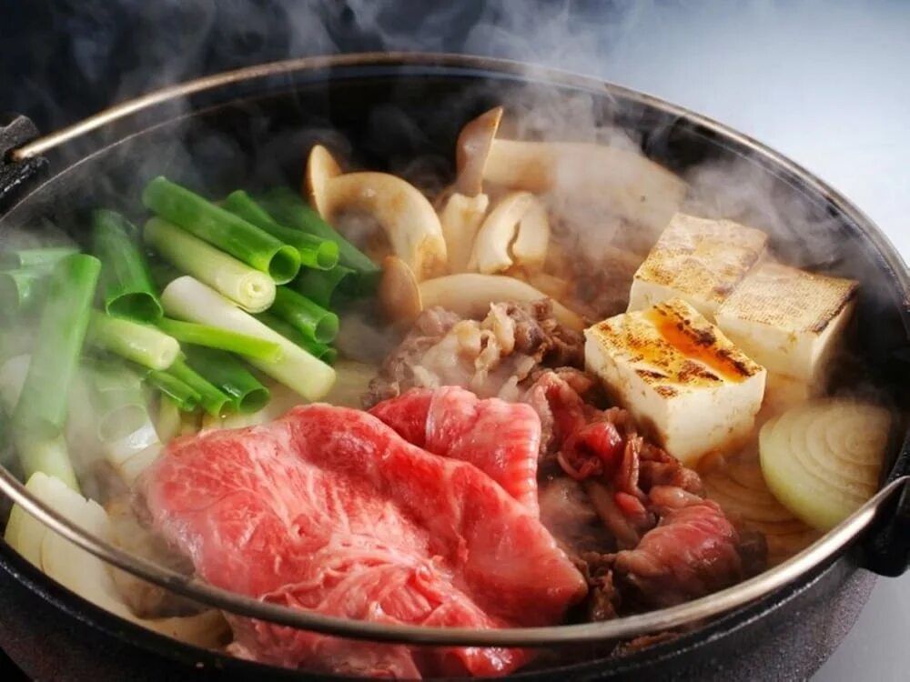 Сукияки блюдо. Японская кухня сукияки. Суп сукияки. Сукияки набэ. Суп сукияки.