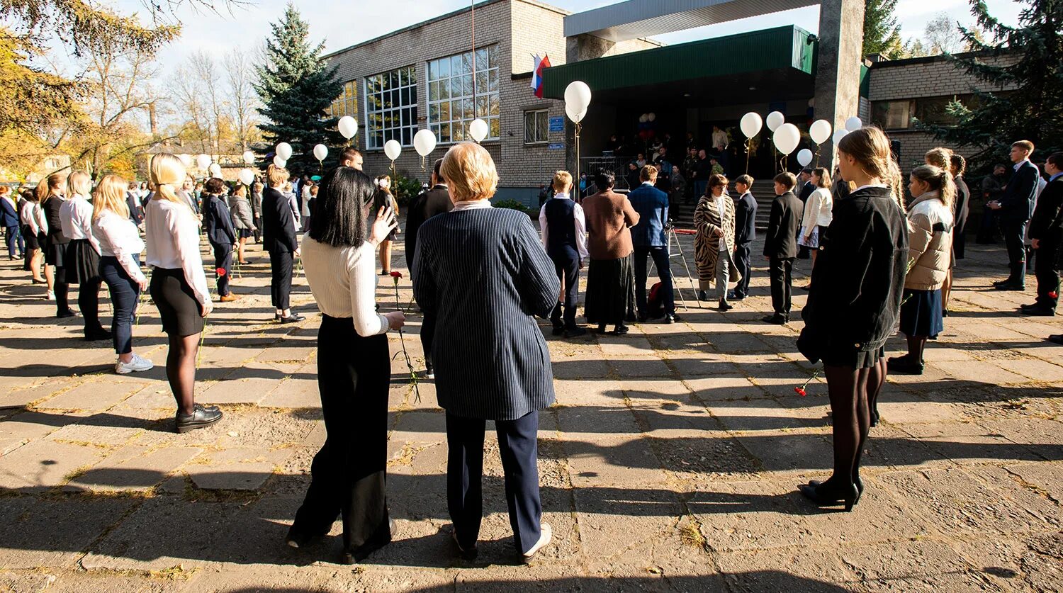 Что творится в школах. Школа 13 Великие Луки. Школа Великие Луки. Школа 7 Великие Луки. Школьники на линейке.