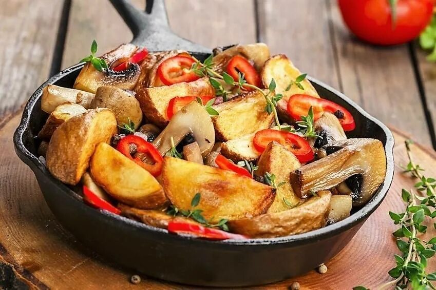 Деревенская сковорода рецепт. Оджахури грибы с картошкой. Оджахури с грибами. Картофель жареный с грибами. Картофель с грибами на сковороде.