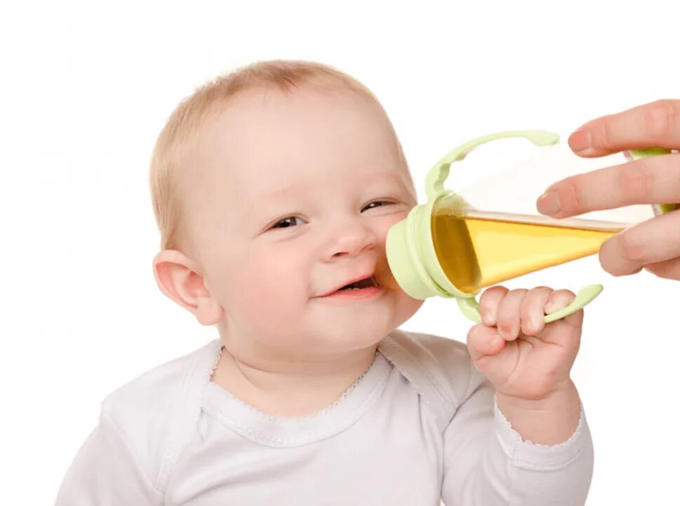 Польза детского. Ребенок пьет сок. Малыш пьет. Сок для детей. Дети пьют чай.
