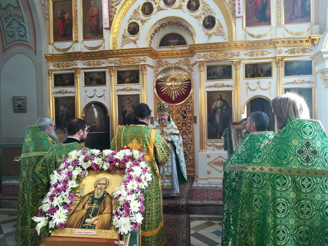 Богослужения в храме остров. « Храм святителя Николая (большое Полпино)» иерей. Храм прп. Сергия в Тарасово. Отец Сергий храм Николая Мирликийского. Вечерня коленопреклонения в храме Сергия Радонежского.