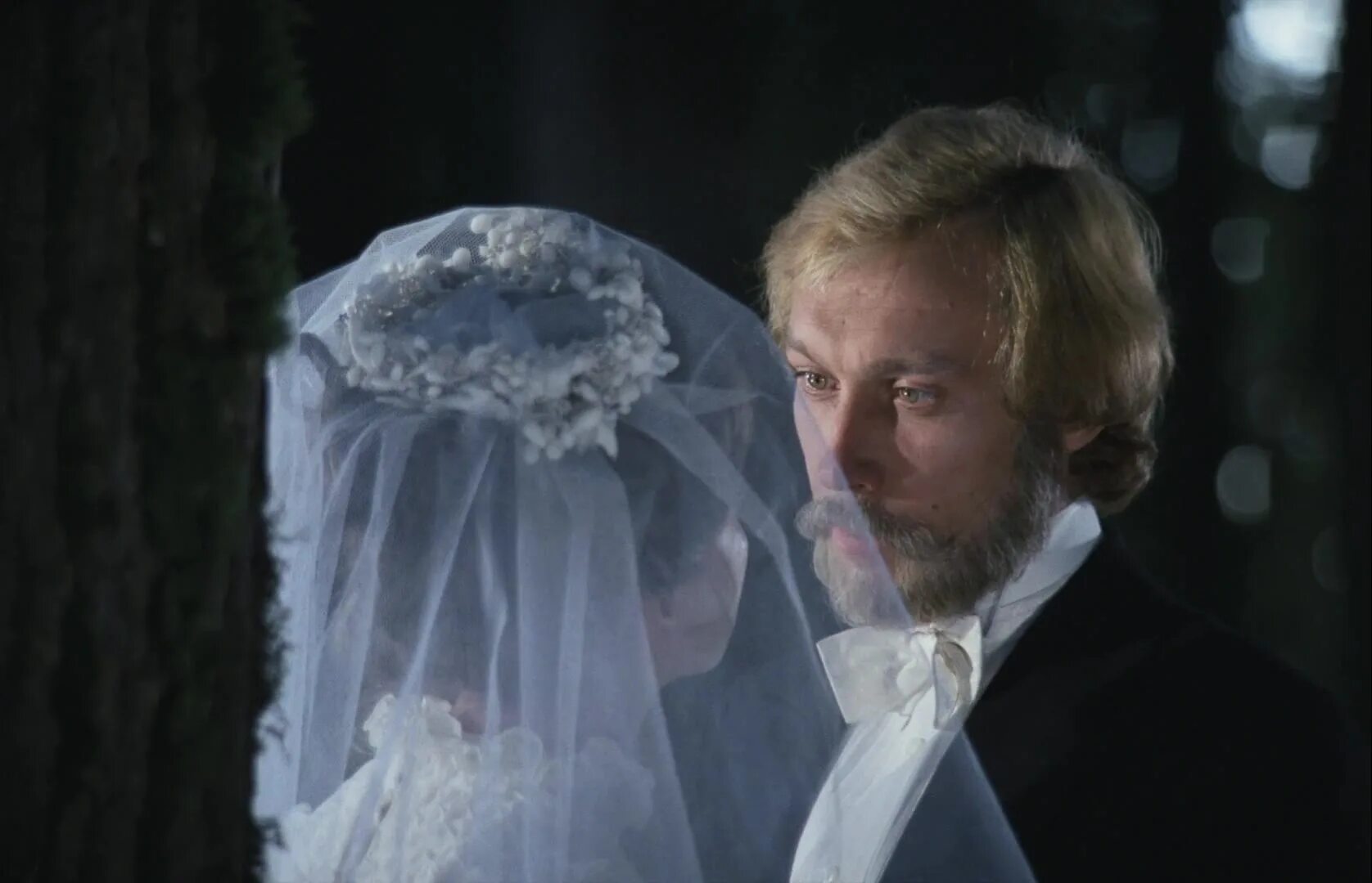 Возле церкви стояла карета. Карета у церкви. У церкви стояла карета там пышная свадьба была. У церкви стояла карета там пышная свадьба. Картина у церкви стояла карета неравный брак.