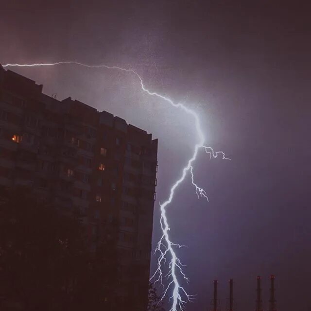 Гроза в Чертаново Южное. Молния в Москве. Шторм в Москве. ЖК молния Москва.