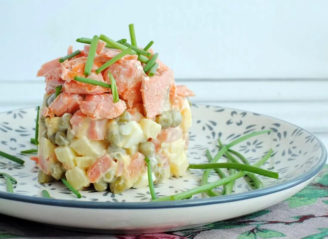 Салат с рыбой и свежими огурцами. Салат с рыбой. Салат из семги. Салат рыбка. Салат с семгой и картофелем.