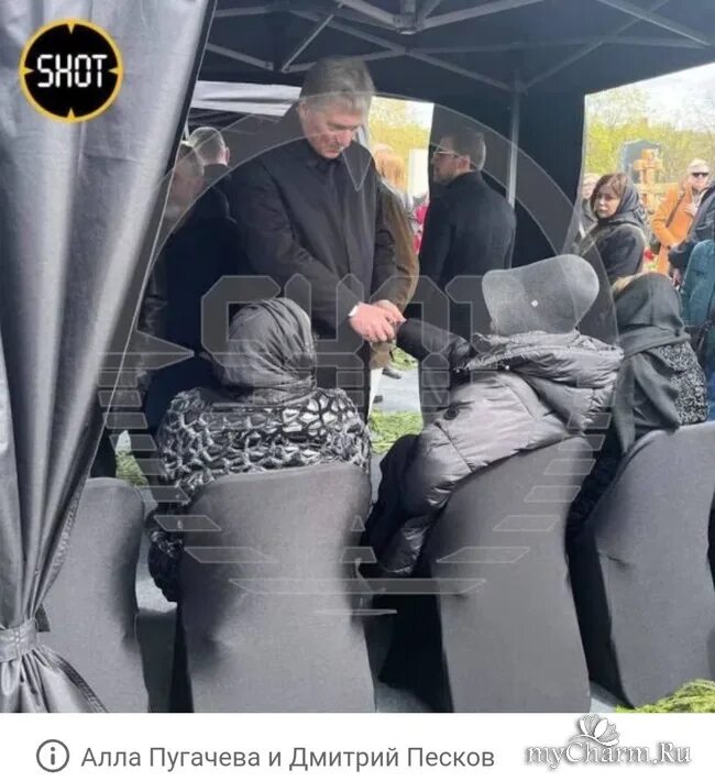 Реакция пугачевой на теракт в крокусе. Песков целует руку Пугачевой на похоронах Юдашкина. Пугачева на похоронах Юдашкина Песков руки. Песков на похоронах Юдашкина.