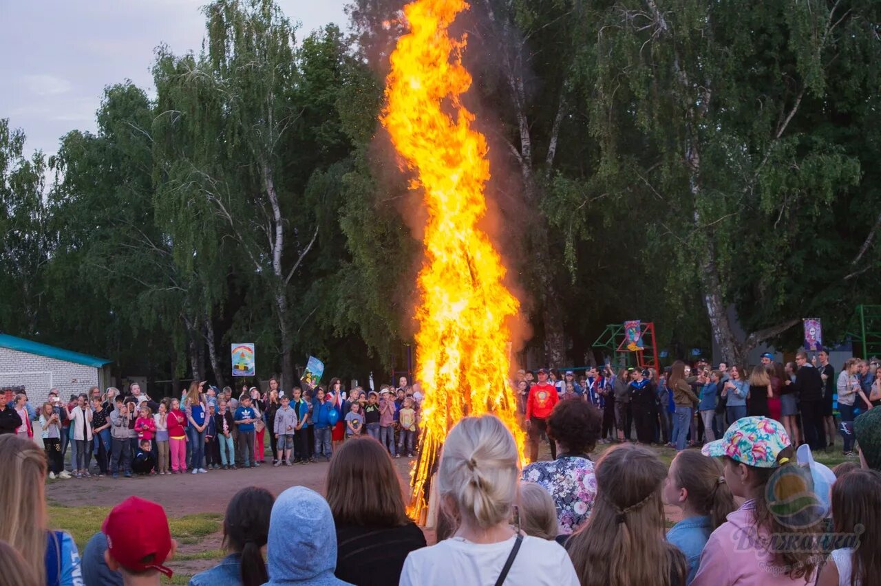 костер на природе ночью. детские лагеря у костра. костёр. костер пирамида. лыткарино костры.