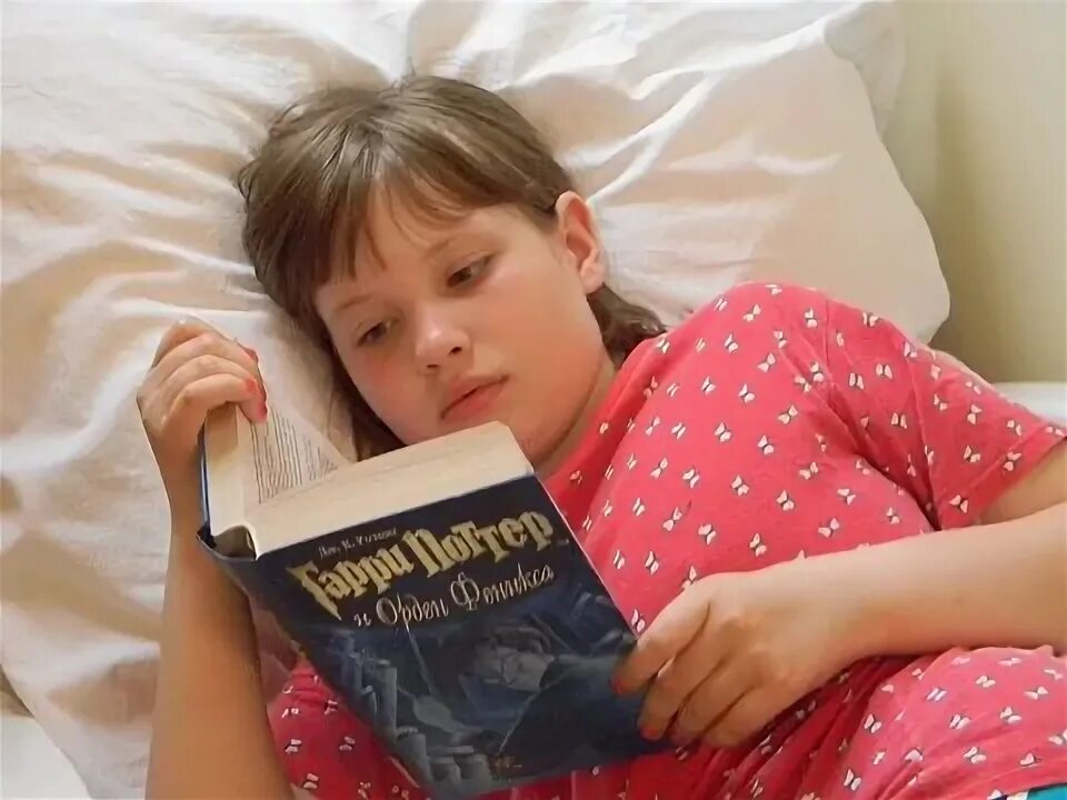 Fan reading. Болеет и читает книги.