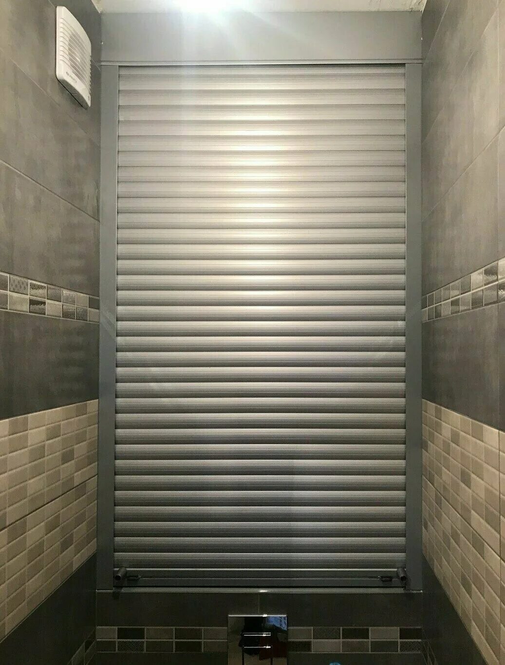 рольставни в туалет. рольф ставни в туалет. сантехнические роллеты в туалет. рольставни леруа 2000х25000. роллет в туалет.