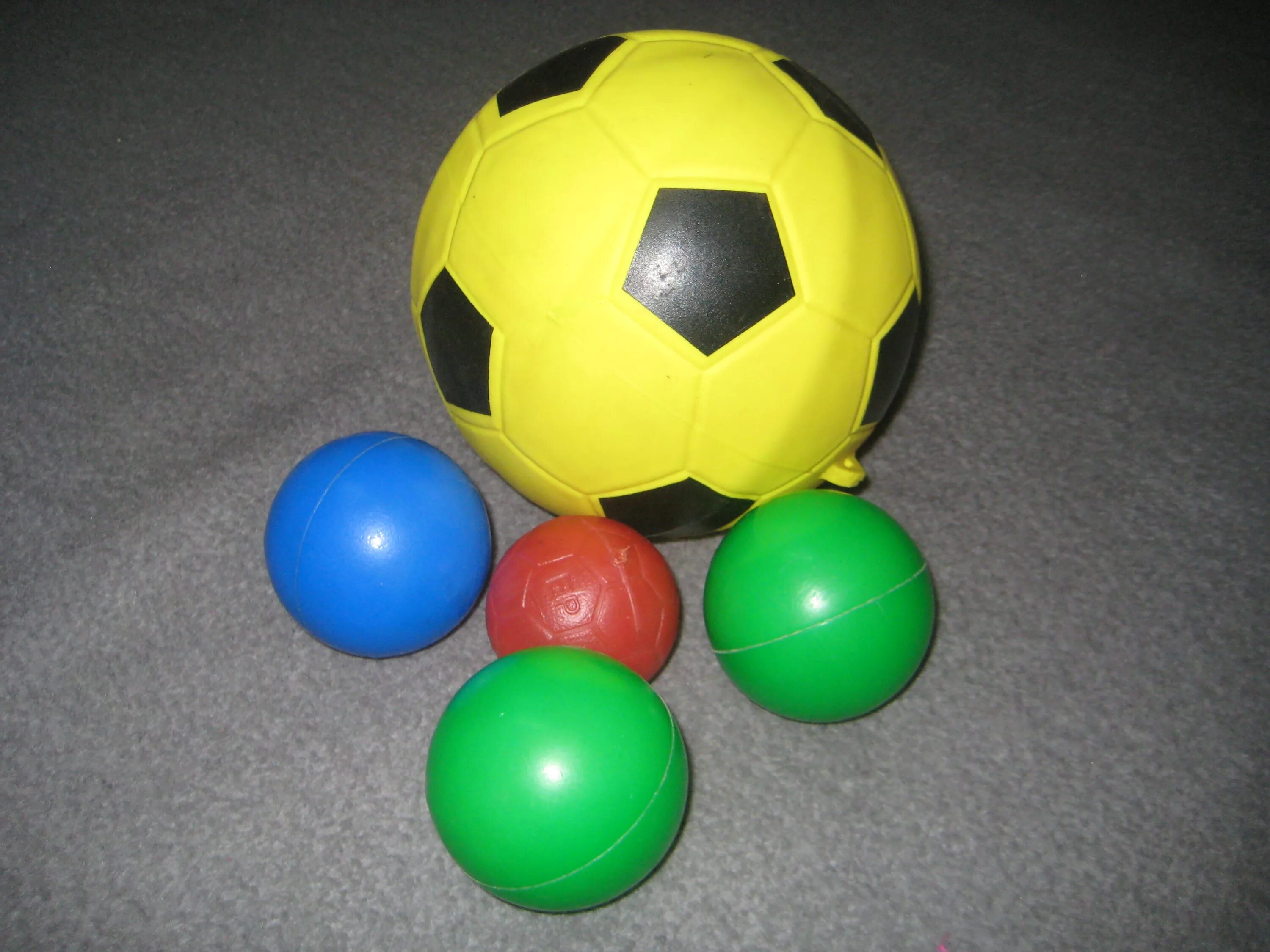 Игры с маленьким мячиком. Разные мячики. Мячики спортивные. Спортивные игры с мячом. Мячи детские.