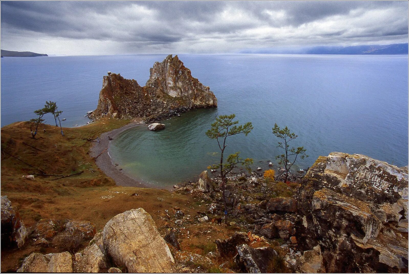 скала шаманка на острове ольхон. шаманка ольхон. гора шаманка ольхон. байкал скала шаманка остров ольхон. мыс бурхан на ольхоне.