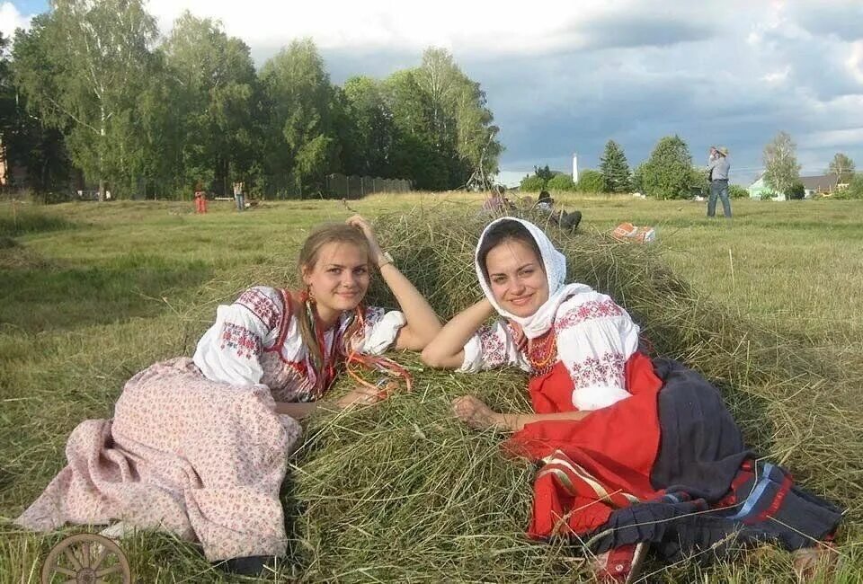 Эта простота деревенской жизни. Сенокос в Мураново. Деревенские женщины. Деревенские люди. Обычные сельские женщины.