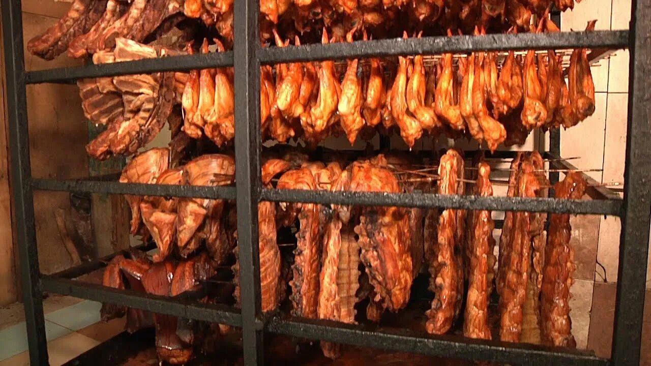 Коптильня для мяса. Мини цех копчения ижица. Коптильня холодного копчения и горячего копчения промышленная. Производство копчения. Цех по копчению мяса.