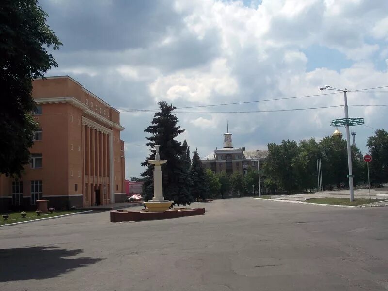 Дворец культуры им горького кадиевка. Дк горького стаханов лнр. Стаханов город стадион. Центр города стаханов. Шахта ильича стаханов.
